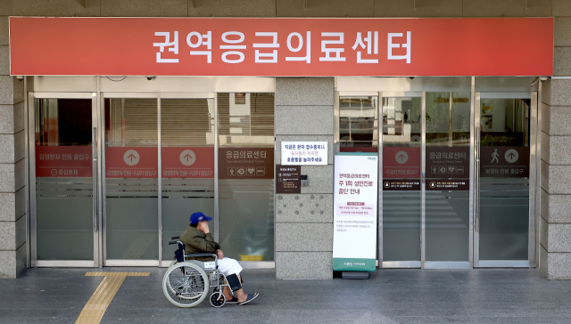 5일 주 1회 성인진료 중단을 알린 서울 양천구 이대목동병원 권역응급의료센터에 관련 안내문이 설치되어 있다. 연합뉴스