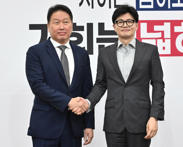 한동훈(오른쪽) 국민의힘 대표와 최태원 대한상공회의소 회장이 5일 국회에서 만나 악수하고 있다. 오승현 기자