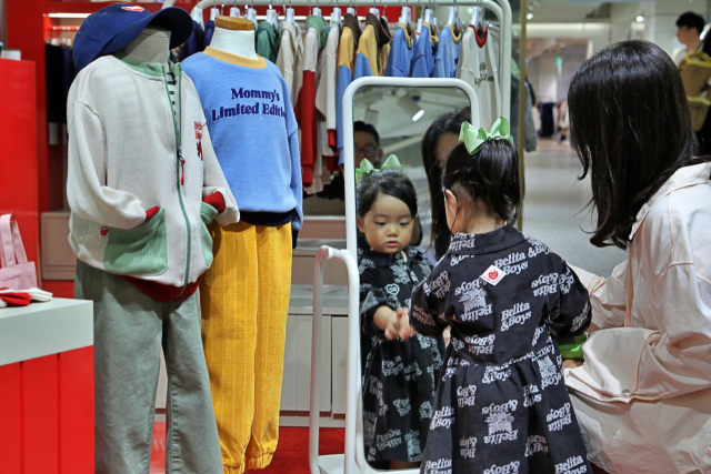 고객이 롯데백화점 잠실점 8층에 오픈한 ‘벨리타앤보이즈’에서 상품을 구경하고 있다. 사진 제공=롯데백화점