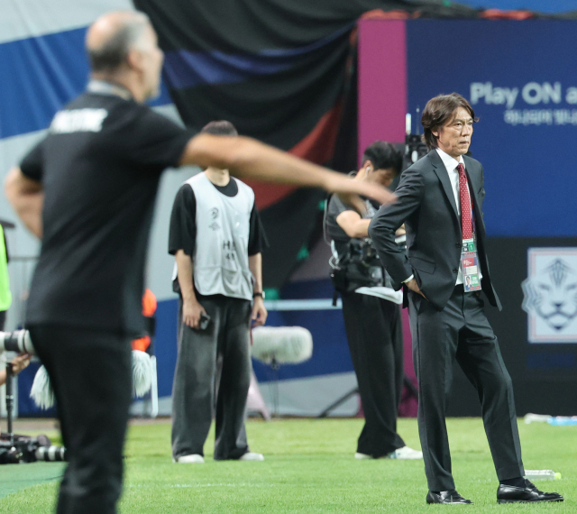 홍명보(오른쪽) 축구 대표팀 감독이 5일 서울월드컵경기장에서 열린 팔레스타인과의 북중미 월드컵 3차 예선 첫 경기에서 심각한 표정으로 경기를 지켜보고 있다. 연합뉴스