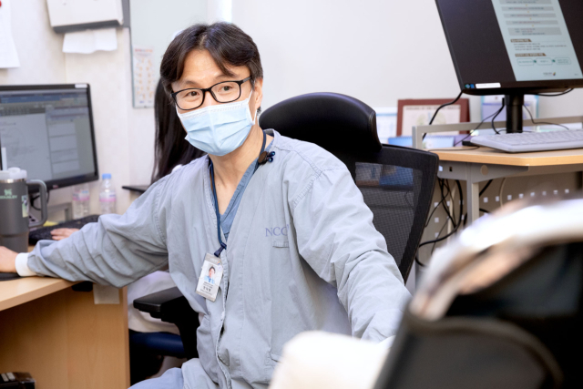 정재영 국립암센터 비뇨기암센터 교수가 국내 최초로 '플루빅토'를 투여 받은 전이성 거세저항성 전립선암 환자를 진료하고 있다. 사진 제공=국립암센터