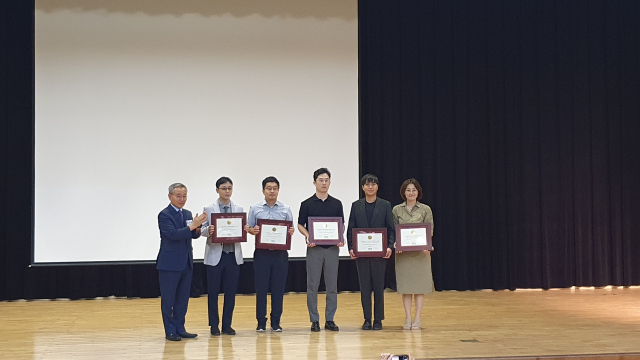 가천대가 지난 5일 한남대에서 열린 공학교육인증 워크숍 행사에서 NGR 프로그램 인증서를 받고 기념사진을 촬영하고 있다. 사진 제공 = 가천대