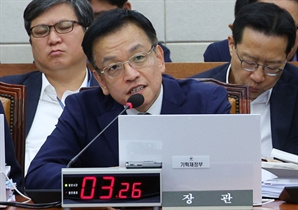 최상목 “대외 경협 국익 중심으로”…긴급대응 예산 20%→40%