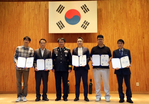 김희곤(왼쪽 세번째) 인천계양소방서장이 계양구 오류동 신동아아파트 주민 5명에게 표창을 수여했다. 사진 제공 = 인천계양소방서