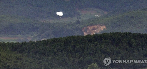 5일 오전 경기도 파주시 오두산 통일전망대에서 바라본 북한 황해북도 개풍군에서 쓰레기 풍선이 떠오르고 있다. 연합뉴스