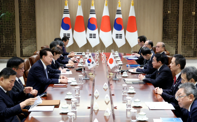 윤석열 대통령이 6일 서울 용산 대통령실에서 기시다 후미오 일본 총리와 한일 확대 정상회담을 하고 있다.연합뉴스