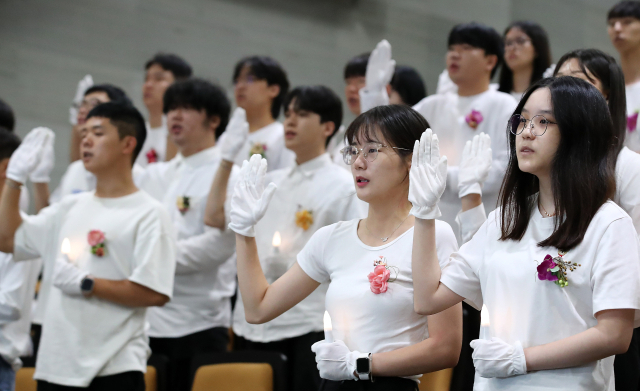 지난해 9월 11일 대구보건대에서 열린 '제19회 사회복지사 선서식'에 참석한 사회복지과 2학년 학생들이 LED 촛불을 들고 도덕성과 책임성을 갖춘 사회복지사로 헌신할 것을 다짐하고 있다. 뉴스1