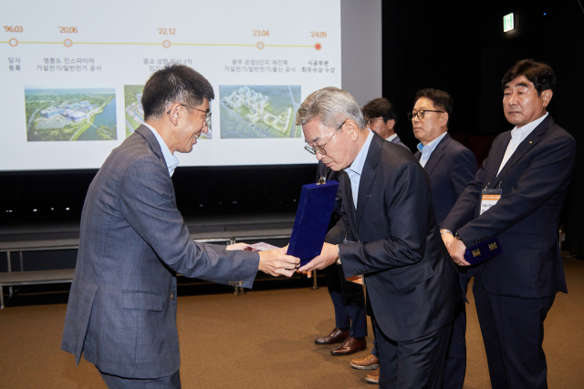 지난 5일 김승모(왼쪽) ㈜한화 건설부문 대표이사가 서울 장교동 한화빌딩에서 열린 ‘2024년도 우수협력사 간담회’에서 최우수협력사 대표들에게 시상하고 있다. 사진제공=㈜한화 건설부문