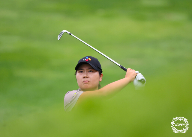 아이언 샷을 하고 있는 홍정민. 사진 제공=KLPGA