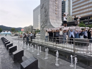 이순신 장군 동상 올라 '한일정상회담 반대' 기습시위 민노총 조합원 2명 체포