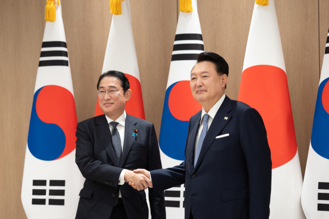 윤석열 대통령이 6일 서울 용산 대통령실에서 열린 한일 확대 정상회담에서 기시다 후미오 일본 총리와 악수하고 있다. 연합뉴스