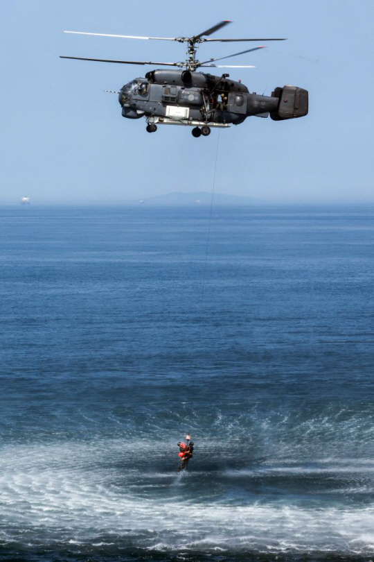 공군6탐색구조비행전대 항공구조사들이 HH-32 탐색구조헬기와 호이스트 등 구조 장비를 활용해 바다 한가운데에서 조난된 조종사를 구출하고 있다. 사진 제공=국방일보