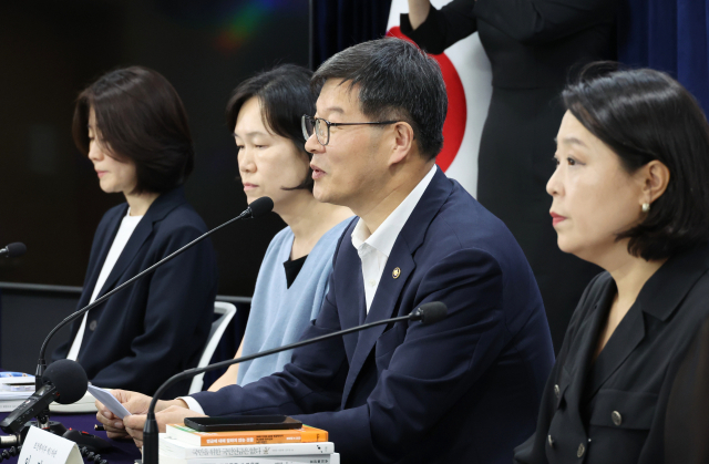 이기일(왼쪽 세번째) 보건복지부 1차관이 6일 정부서울청사에서 연금개혁 관련 브리핑을 하고 있다. 연합뉴스