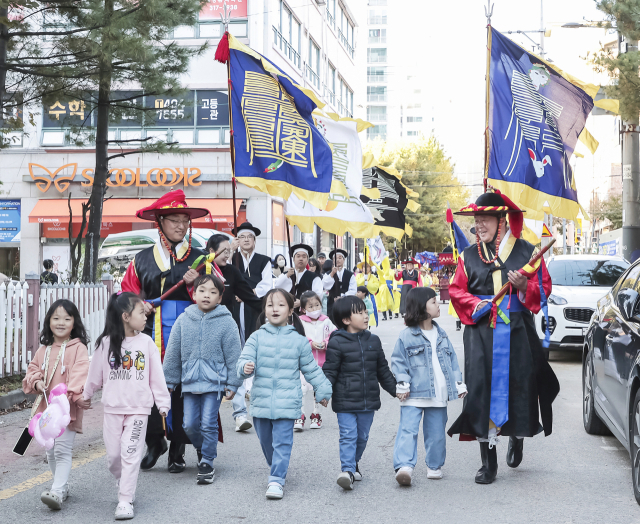 2023 인선왕후축제 ‘인선왕후 가례의식’에서 임병택 시흥시장과 아이들이 함께 행진하고 있다. 사진 제공 = 시흥시