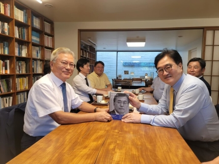 文 전대통령 예방한 우 의장 '최근 검찰 모습에 걱정 크다'