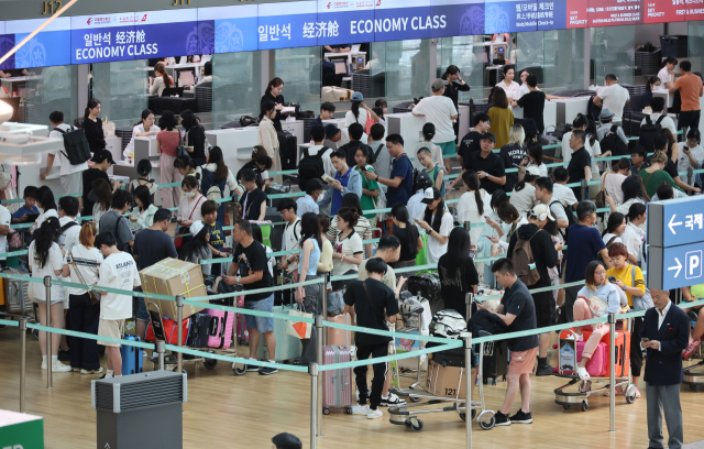 인천국제공항 1터미널 출국장이 휴가철을 맞아 해외로 떠나려는 여행객들로 붐비고 있다. 연합뉴스