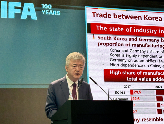 이인호 한국무역협회 부회장이 7일(현지 시간) 독일 베를린에서 개최된 IFA 2024 콘퍼런스에서 기조연설을 하고 있다. 사진 제공=무협