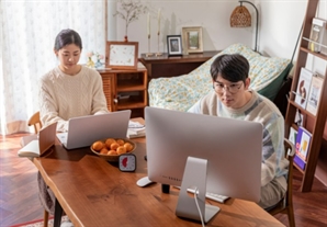 "월급만으로는 못 살아"…퇴근 후 쇼츠 찍고 블로그 쓰는 직장인들