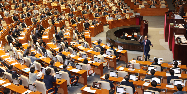 추경호 국민의힘 원내대표가 7월 3일 국회 본회의장에서 열린 경제분야 대정부질문에서 우원식 국회의장에게 '정신나간 여당' 발언에 대한 야당의 사과를 요구한 뒤 자리로 향하고 있다. 연합뉴스