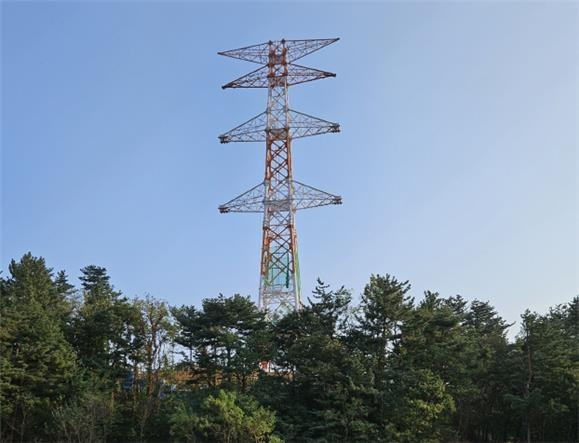 동해안~수도권 초고압직류송전(HVDC) 송전선로 제1호 철탑의 모습. 사진 제공=산업통상자원부