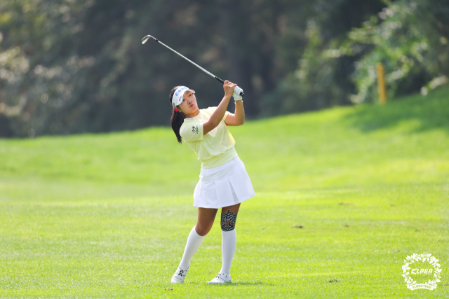 유현조가 8일 KB금융 스타챔피언십 4라운드 1번 홀에서 아이언 샷을 하고 있다. 사진 제공=KLPGA