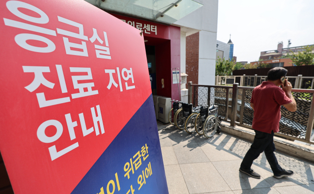 8일 서울 시내 한 대학병원 응급실 앞에 진료가 지연되고 있다는 안내문이 게시돼 있다. 뉴스1