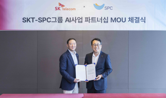 유영상(오른쪽) SK텔레콤 대표와 허희수 SPC그룹 부사장이 MOU 체결을 마친 후 기념 촬영을 하고 있다. 사진 제공=SK텔레콤