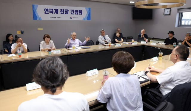 유인촌 문화체육관광부 장관이 8월 12일 서울 중구 국립극장에서 열린 연극계 현장간담회에 참석해 발언하고 있다. 사진 제공=문체부