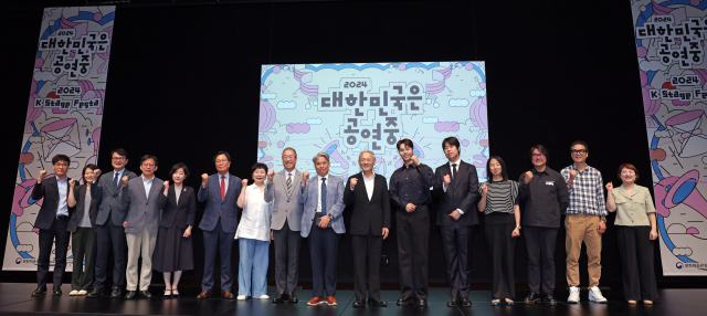 유인촌 문화체육관광부 장관이 9월 6일 서울 종로구 국립현대미술관 서울관 다원공간에서 열린 '2024 대한민국은 공연중' 축제 관련 발표회장에 참석해 기념촬영을 하고 있다. 사진 제공=문체부