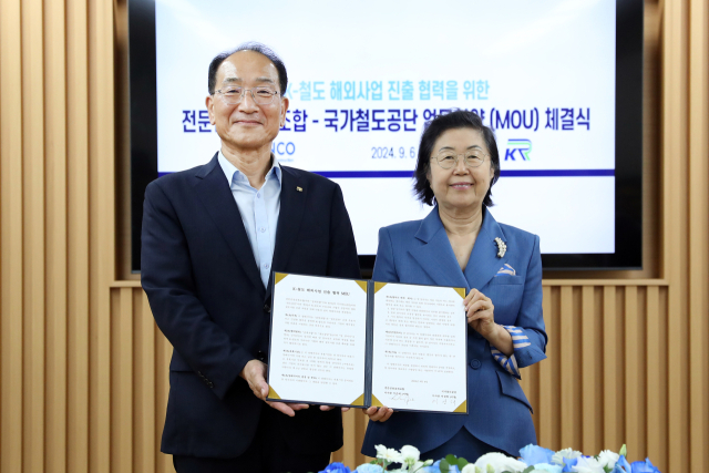 이은재(오른쪽) 전문건설공제조합 이사장과 이성해 국가철도공단 이사장이 지난 6일 서울 전문건설회관에서 MOU를 체결하고 기념촬영을 하고 있다. 사진 제공=전문건설공제조합