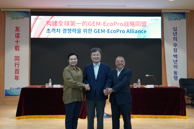 이동채(가운데) 전 에코프로 회장이 허개화(오른쪽) GEM 회장, 왕민 GEM 부회장과 충북 오창 에코프로 본사에서 초격차 경쟁력을 위한 협력 방안을 논의한 후 기념사진을 촬영하고 있다. 사진제공=에코프로