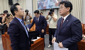 대화 나누는 박성준·배준영 운영위 여야 간사