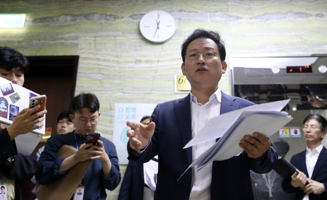 김형동 국회 환경노동위원회 국민의힘 간사가 16일 서울 여의도 국회에서 열린 환경노동위원회 제2차 고용노동법안심사소위원회를 마치고 취재진의 질의에 답하고 있다. 이날 환노위 고용노동소위에선 야당 단독으로 노란봉투법이 의결됐다. 2024.7.16/뉴스1
