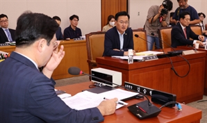 법사위 소위서 김건희·채상병특검법 野단독 의결…與, 반발 퇴장