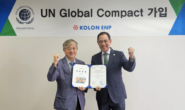 허성(오른쪽) 코오롱ENP 대표이사와 유연철 UNGC 한국협회 사무총장이 경기 과천시 코오롱타워에서 UNGC 가입증서 전달식을 연 뒤 기념사진 촬영을 하고 있다. 사진 제공=코오롱ENP
