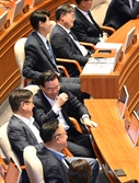 본회의장 웃음바다로 만든 한덕수-박지원
