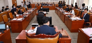 의사봉 두드리는 김승원 법사위 법안심사제1소위원장