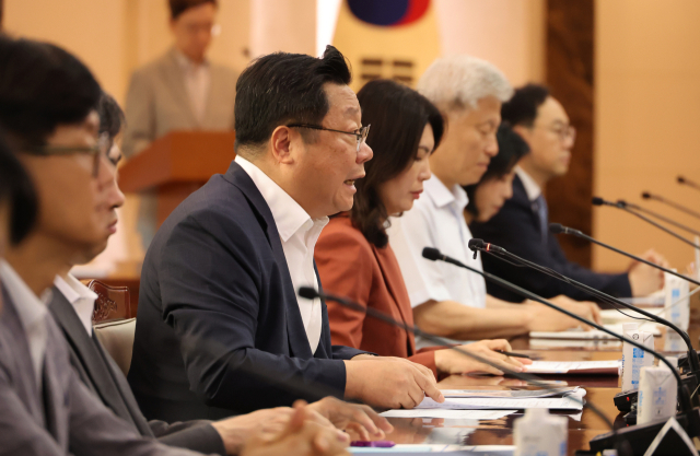 주형환 저출산고령사회위원회 부위원장이 지난달 30일 정부서울청사에서 열린 제3차 인구비상대책회의에서 발언하고 있다. 연합뉴스