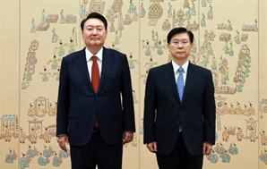 尹, 박종준 신임 경호처장에 임명장 수여