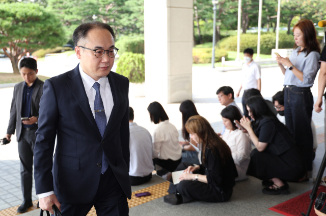 이원석 검찰총장이 9일 오전 서울 서초구 대검찰청에서 취재진의 질문에 답한 뒤 출근하고 있다. 연합뉴스