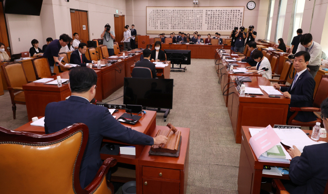 9일 오전 열린 국회 법제사법위원회의 법안심사제1소위원회에서 더불어민주당 소속 김승원 소위원장이 의사봉을 두드리고 있다. 연합뉴