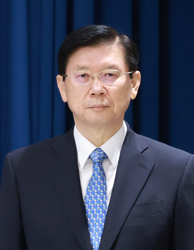 서울 용산 대통령실 청사에서 열린 브리핑실에서 열린 인사브리핑에서 박종준 신임 대통령 경호처장이 정진석 비서실장의 발표 내용을 들으며 자리하고 있다. 연합뉴스