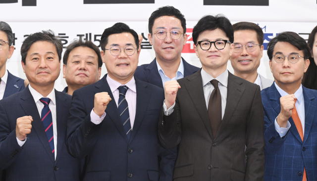 한동훈(앞줄 왼쪽 세 번째) 국민의힘 대표와 박찬대(〃 두 번째) 더불어민주당 원내대표가 9일 국회에서 윤상현·김영배 의원실 주최로 열린 '지구당 부활과 정당정치 활성화를 위한 토론회'에 함께 참석해 기념촬영을 하고 있다. 오승현 기자