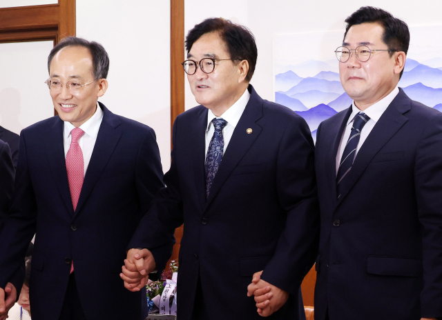 추경호(왼쪽) 국민의힘 원내대표와 박찬대(오른쪽) 더불어민주당 원내대표가 우원식(가운데) 국회의장 주재로 9일 국회 국회의장 집무실에서 열린 여야 원내대표 회동에 참석해 손을 맞잡고 있다. 오승현 기자