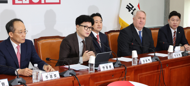 한동훈 국민의힘 대표(왼쪽 두번째)가 9일 오전 국회에서 열린 최고위원회의에서 발언하고 있다. 연합뉴스