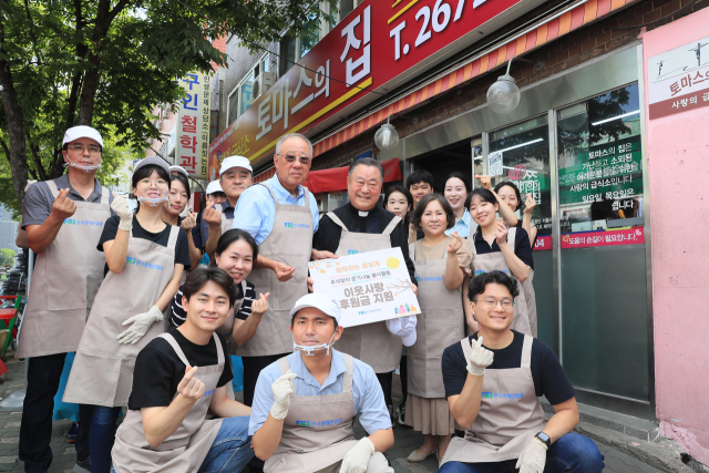 류진 한국경제인협회 회장을 비롯한 한경협 임직원들이 9일 영등포에 있는 무료급식소 '토마스의 집'을 찾아 후원금을 전달하고 기념촬영을 하고 있다. 사진제공=한경협