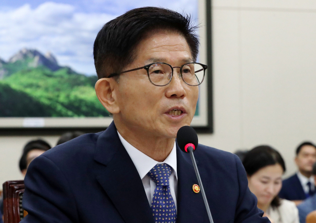 김문수 고용노동부 장관이 9일 서울 여의도 국회에서 열린 환경노동위원회 전체회의에 참석해 의원 질의에 답하고 있다. 뉴스1
