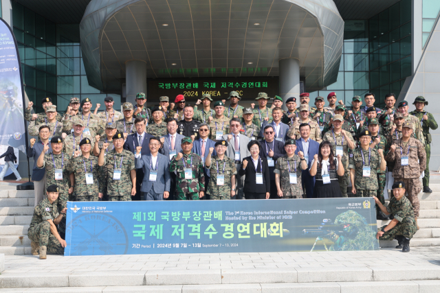 곽종근 특수전사령관(왼쪽 여섯번째)이 9일 경기도 특수전학교에서 열린 ‘국제저격수 경연대회’ 개회식에 참석해 주요참석자들과 기념사진을 촬영하고 있다. 사진 제공=육군