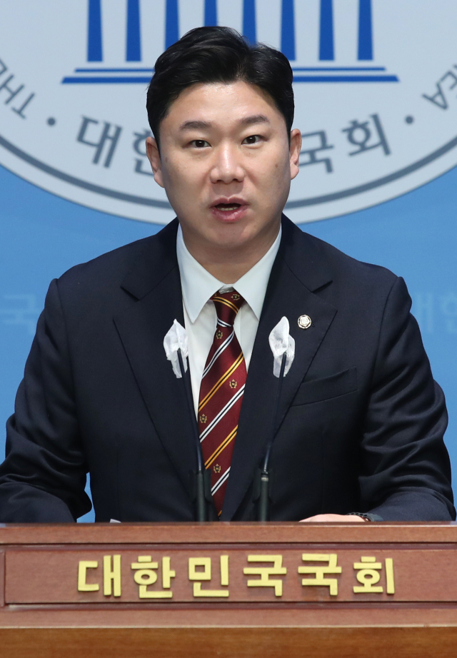 진종오 국민의힘 의원이 9일 오전 국회 소통관에서 체육계 비리 국민 제보 센터 기자회견을 하고 있다. 뉴스1