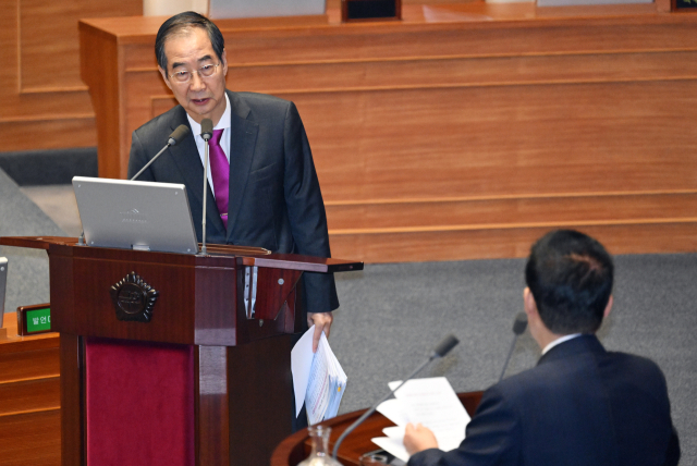 한덕수(왼쪽) 국무총리가 9일 국회에서 열린 본회의에 참석해 박지원 더불어민주당 의원의 정치분야 대정부질문에 답하고 있다. 오승현 기자